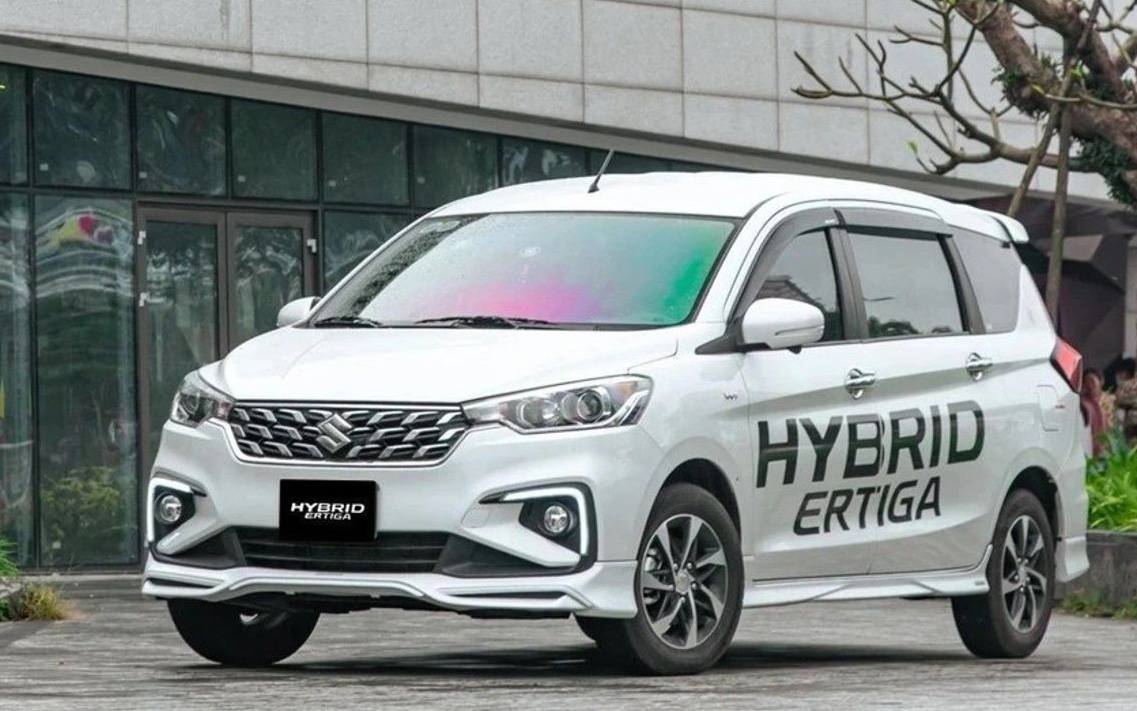 Suzuki Ertiga Hybrid màu bạc ánh kim loại 