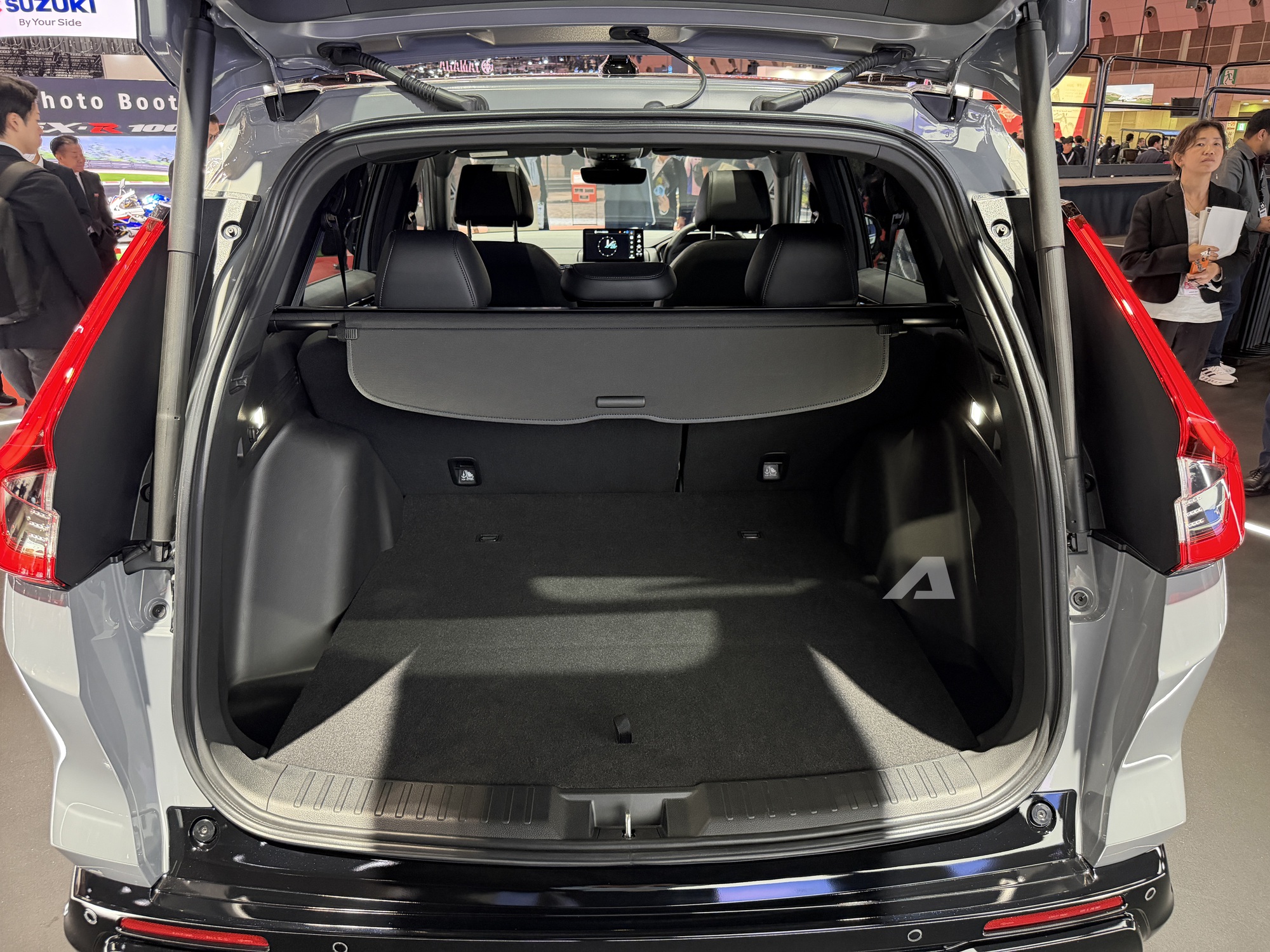 Nội thất xe nâng cấp nhẹ với tông màu tối và chi tiết kim loại Nội thất Honda CR-V e:HEV RS Black Edition