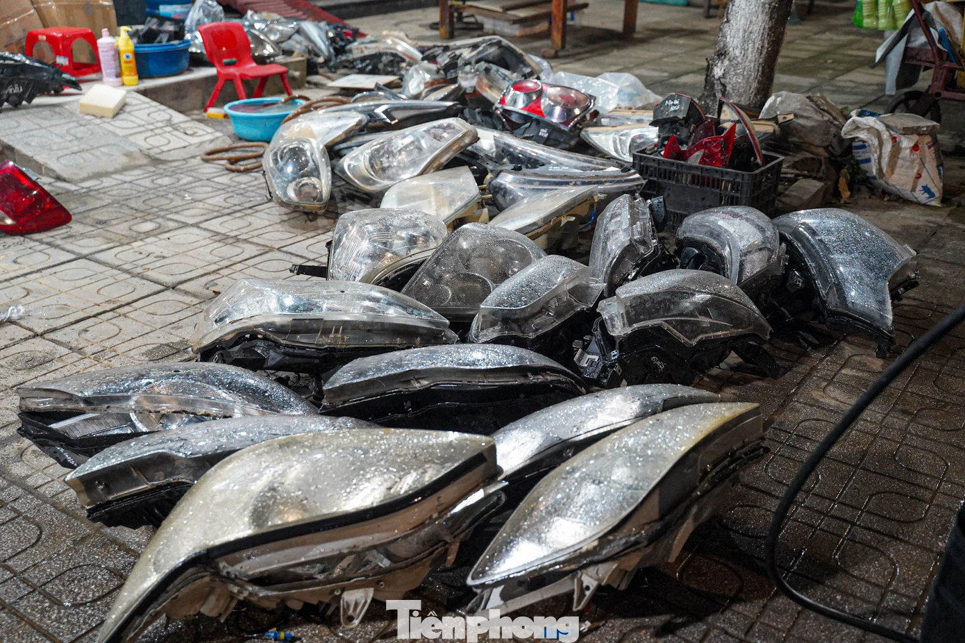 Cửa hàng linh kiện ô tô trong tình trạng quá tải