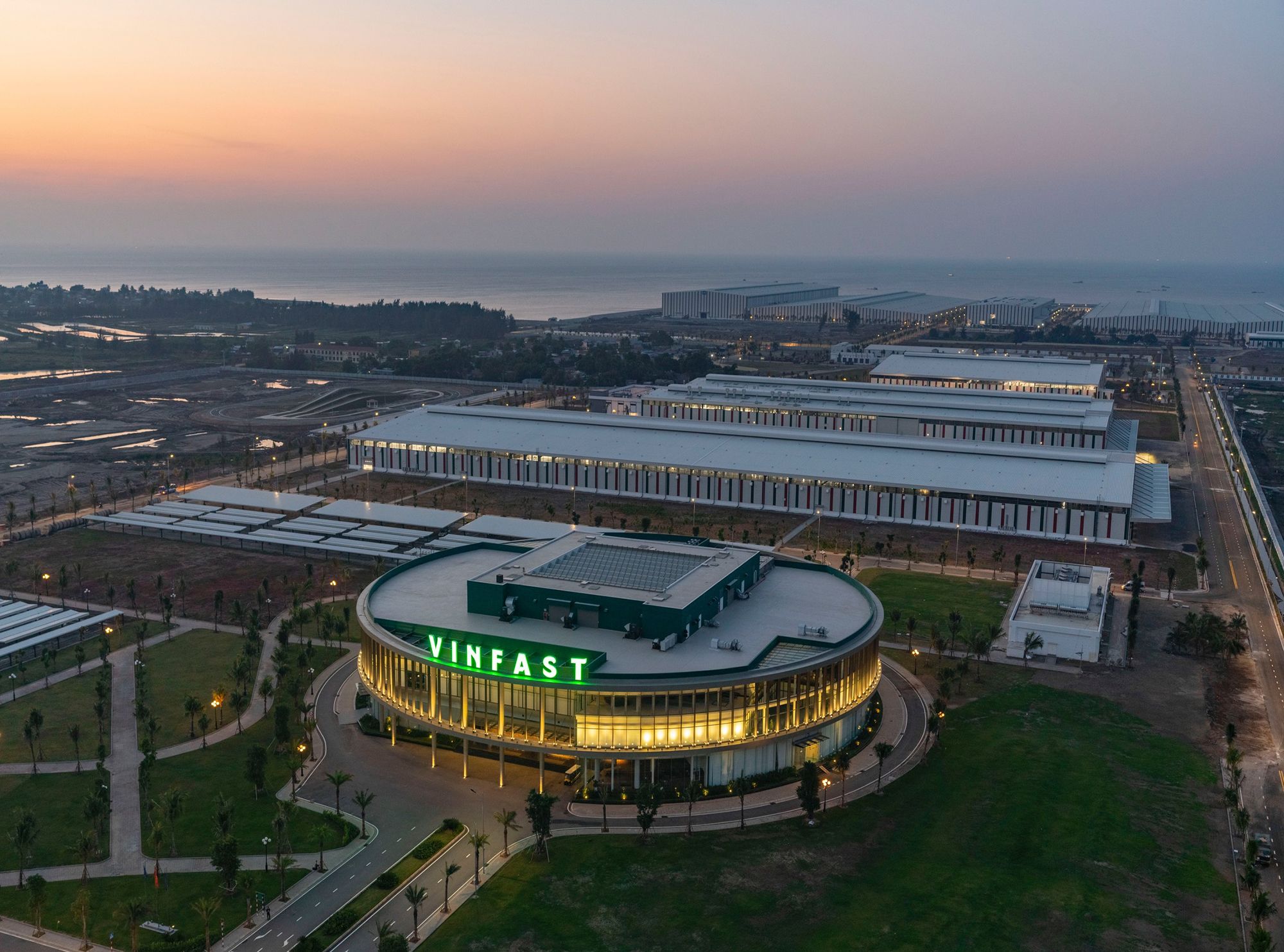 Nhà máy sản xuất ô tô hiện đại nhìn từ trên cao