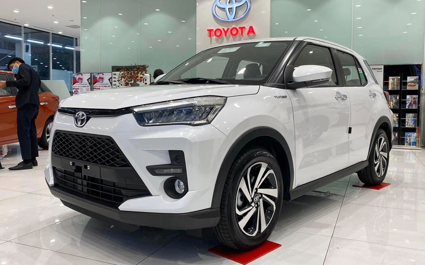 Toyota Raize thiết kế vuông vức, thể thao Ngoại hình Toyota Raize năng động, mạnh mẽ