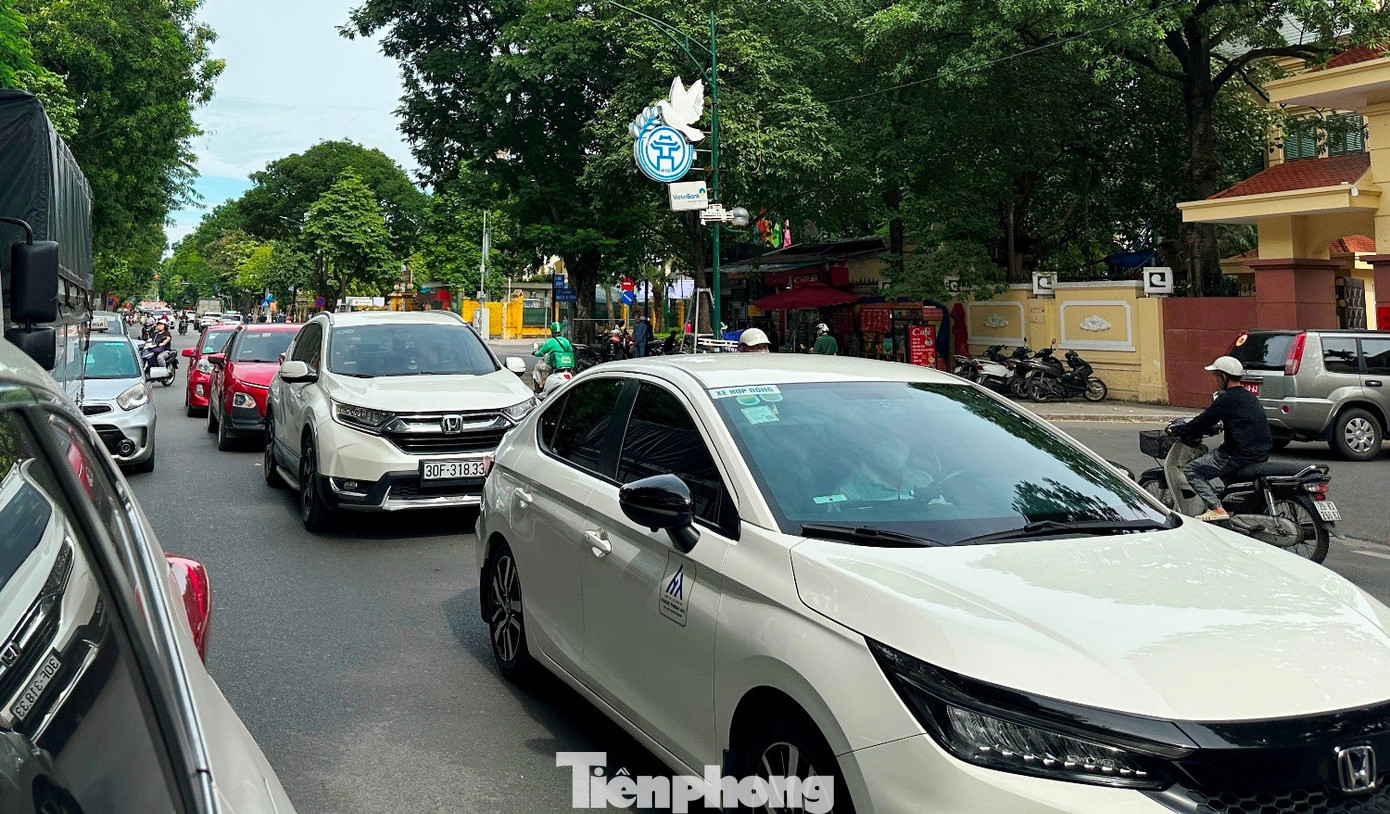 Dòng xe chờ lâu vào giờ cao điểm tại Điện Biên Phủ - Trần Phú Ùn tắc kéo dài trên trục đường Điện Biên Phủ trong giờ cao điểm