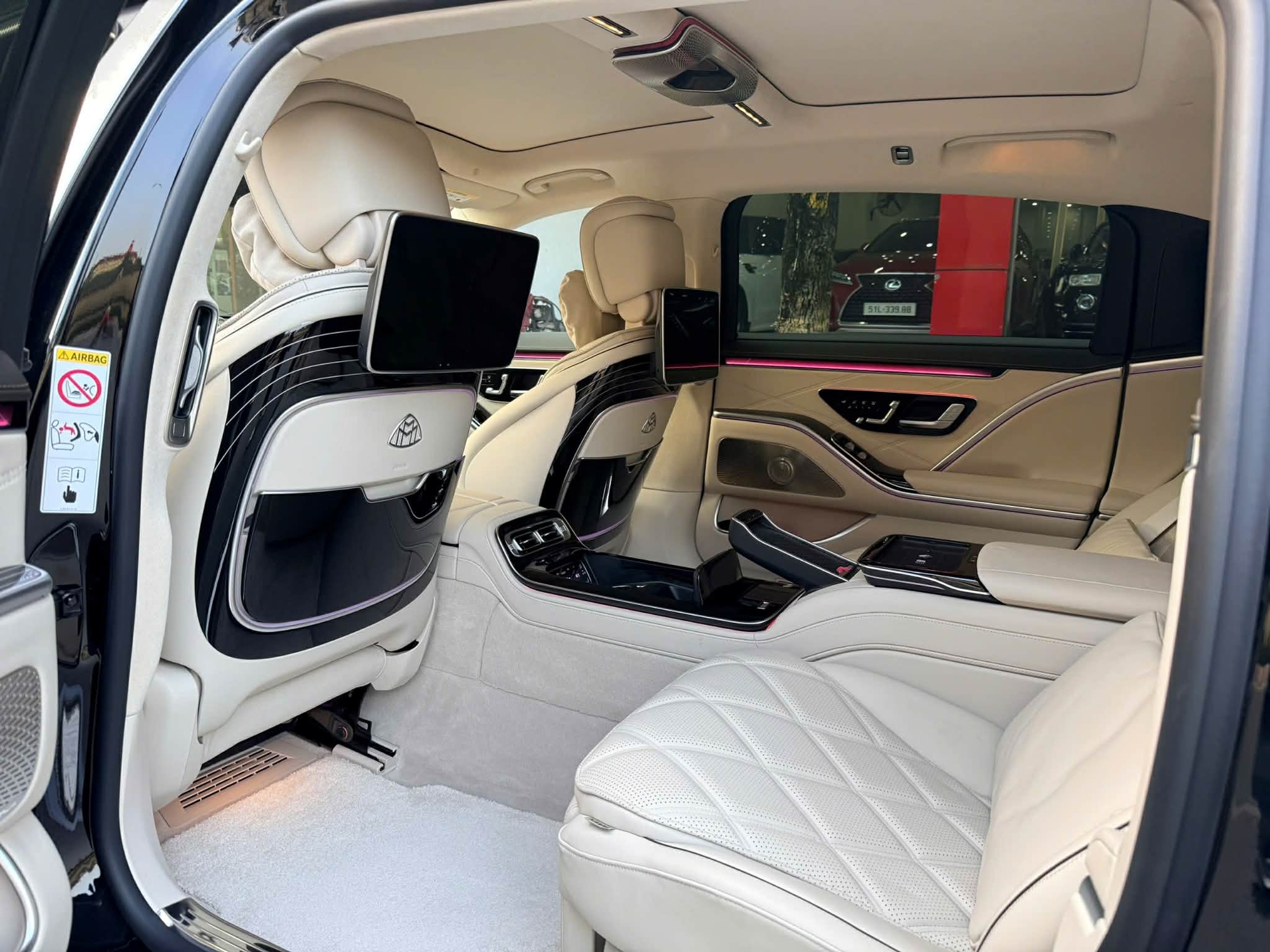 Maybach S 580 lưới tản nhiệt chrome sáng bóng Lưới tản nhiệt mạ chrome cùng logo Maybach trên xe