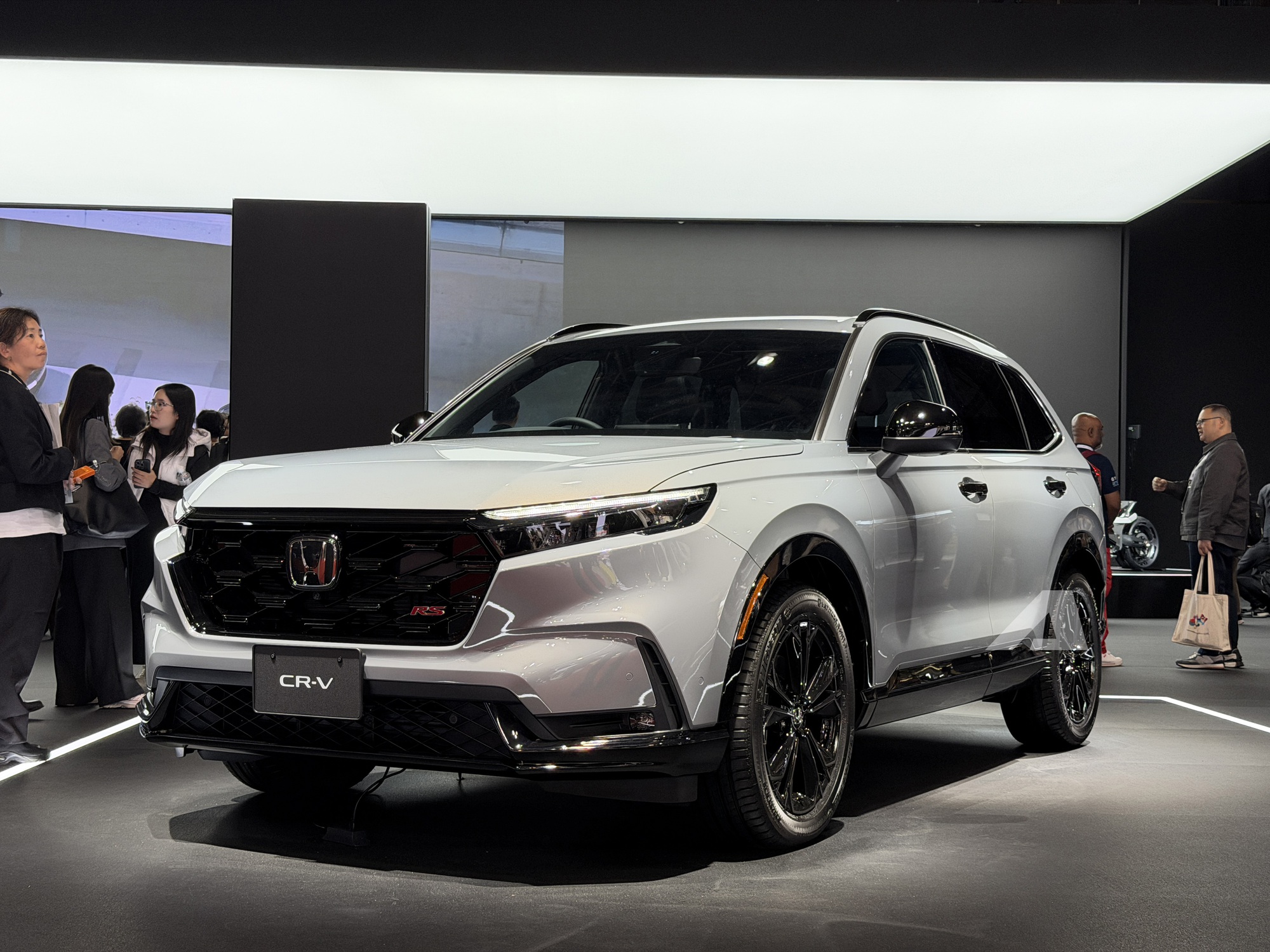 Ngoại hình nổi bật với nhiều chi tiết màu đen Ngoại thất Honda CR-V e:HEV RS Black Edition màu đen