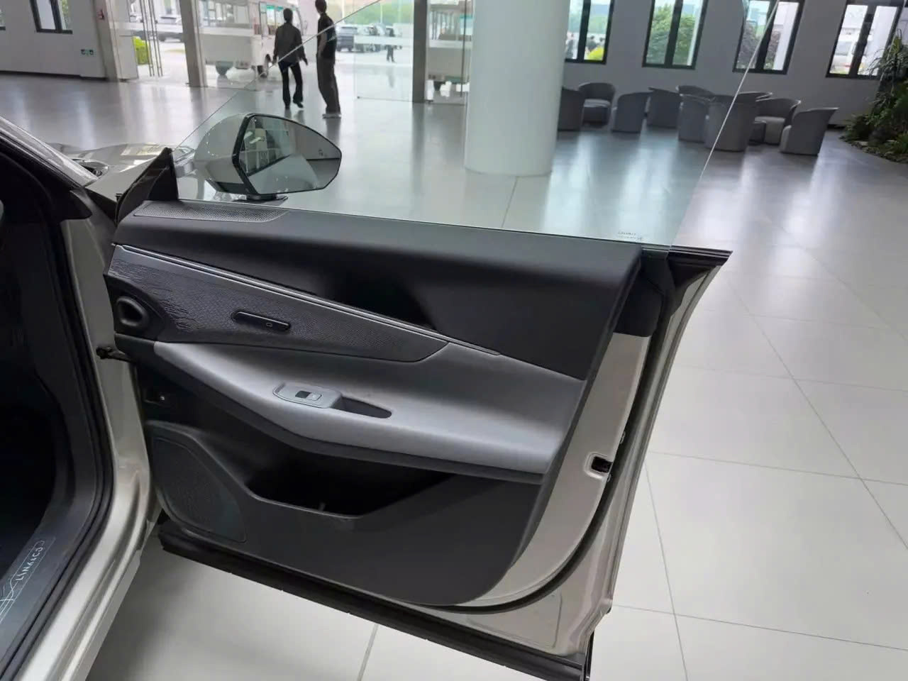 Xe sử dụng cửa kính không viền Cửa kính không viền sang trọng