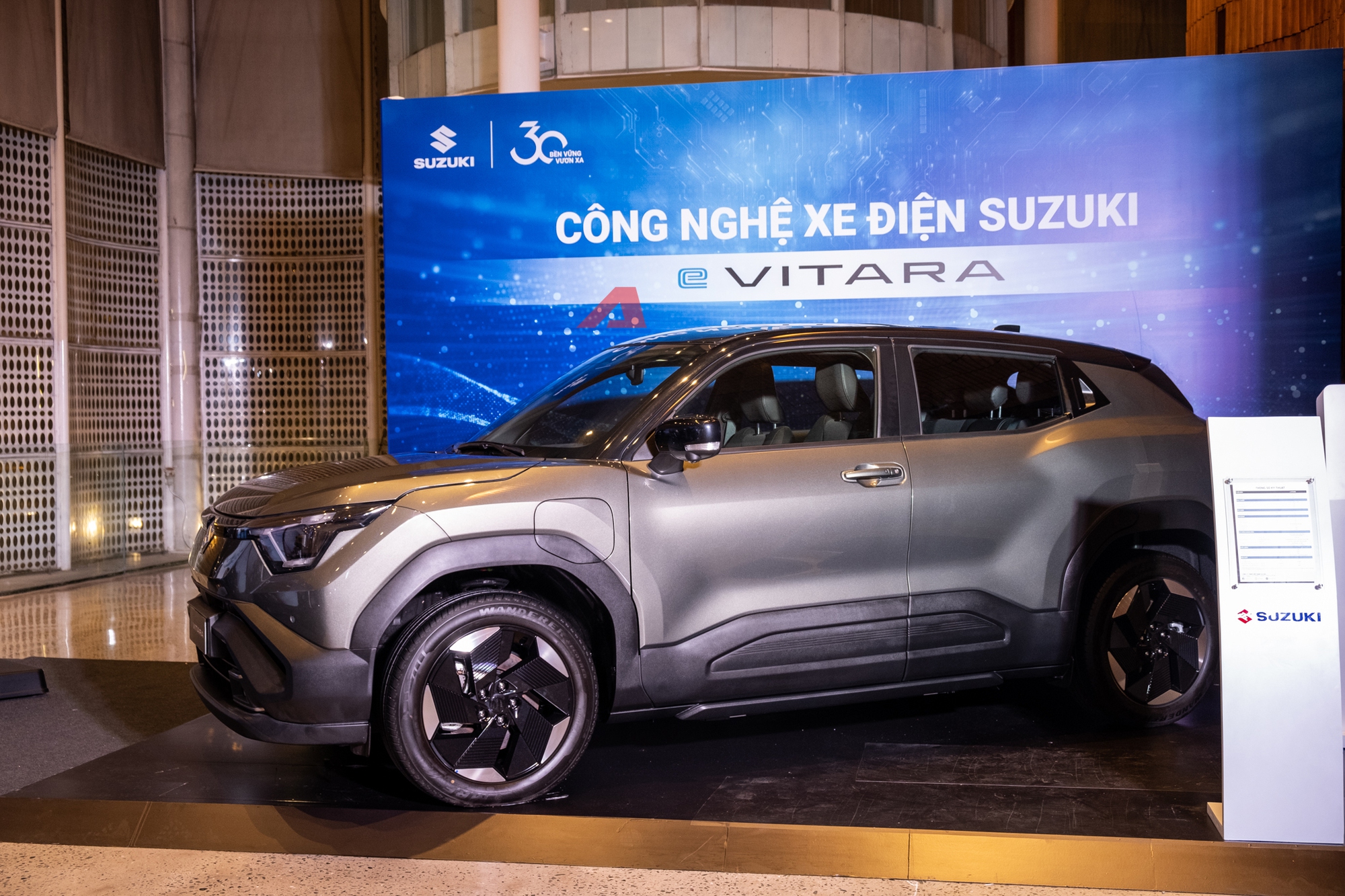 Nội thất xe với màn hình đôi nối liền