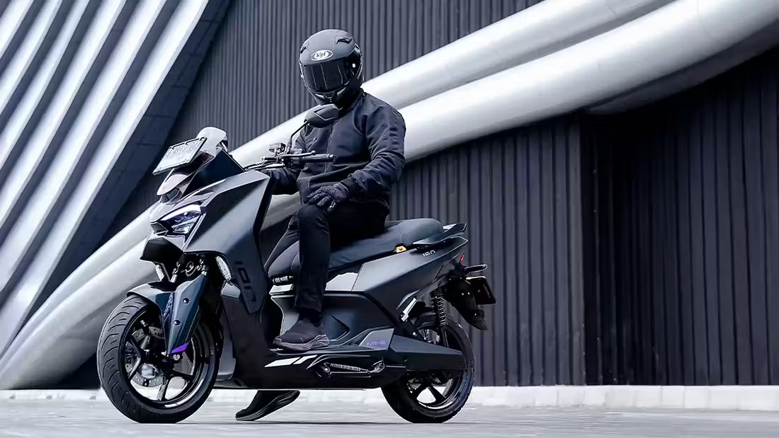 Nhìn cứ tưởng Yamaha XMAX 2026, nhưng đây là một chiếc xe máy điện có công suất 17 mã lực và phạm vi hoạt động lên tới 150km!- Ảnh 3. Cận cảnh thiết kế chi tiết xe điện M1-S