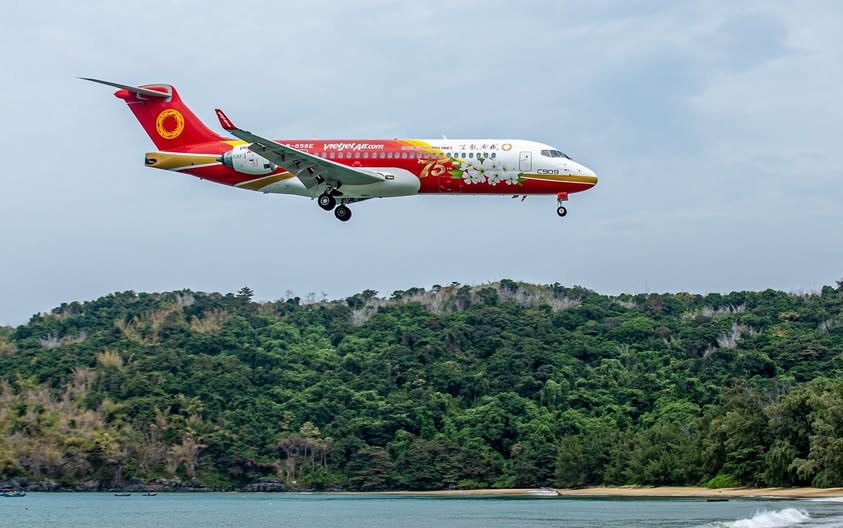 Chiếc máy bay COMAC C909 trong màu sơn Vietjet hạ cánh xuống Côn Đảo