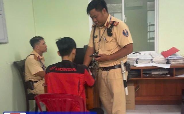 Hình ảnh nhóm thanh thiếu niên tụ tập chạy xe gây rối