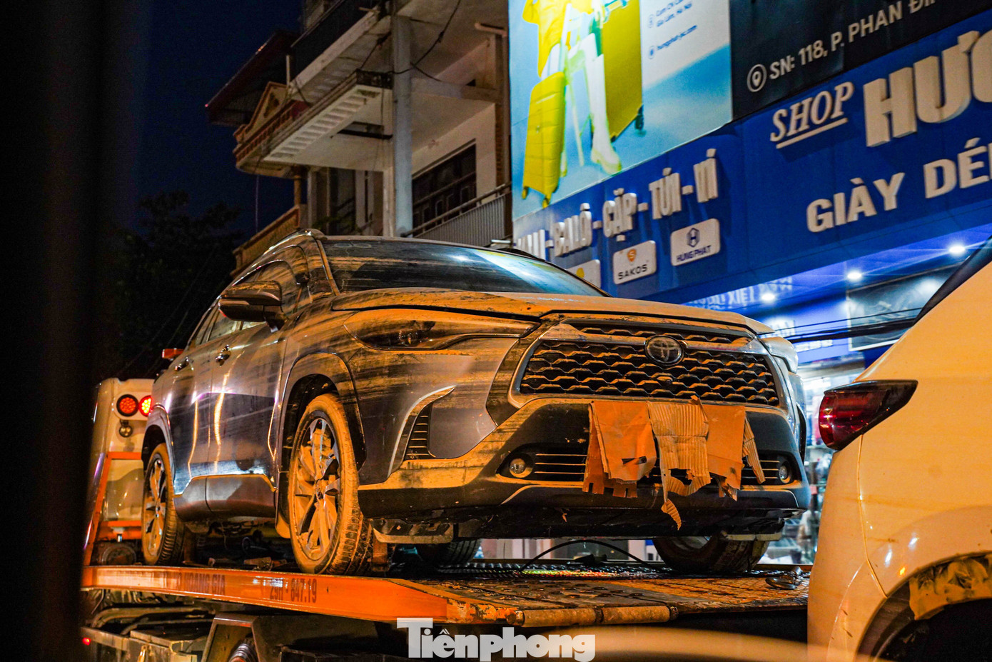 Ô tô phủ bùn đất nặng nề sau bão lũ