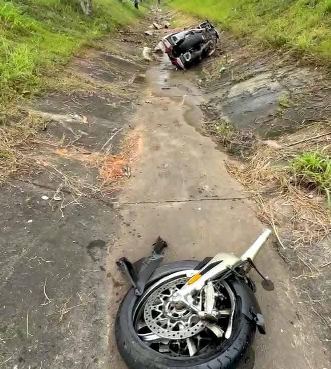 Xe Honda Thái gãy đôi sau tai nạn nhưng người lái chỉ bị thương nhẹ nhờ thứ rất lạ: CSGT cũng dùng xe này- Ảnh 1. Tai nạn giữa xe hai bánh và xe bán tải vừa xảy ra tại Thái Lan.