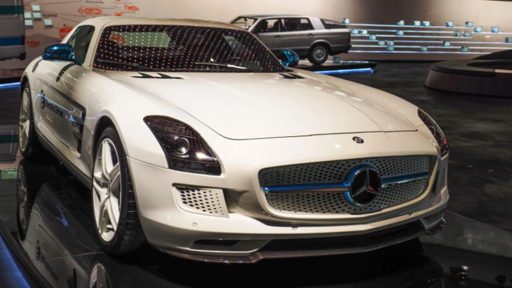 Mercedes SLS AMG trong gara Messi