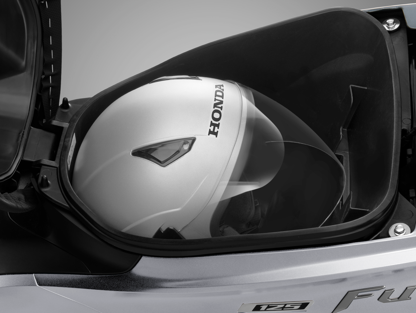 Cốp xe rộng của Honda... Cốp chứa mũ bảo hiểm...