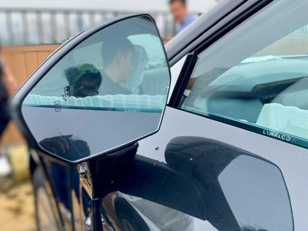 Gương tràn viền trên Lynk & Co 08 Gương chiếu hậu thiết kế tinh tế