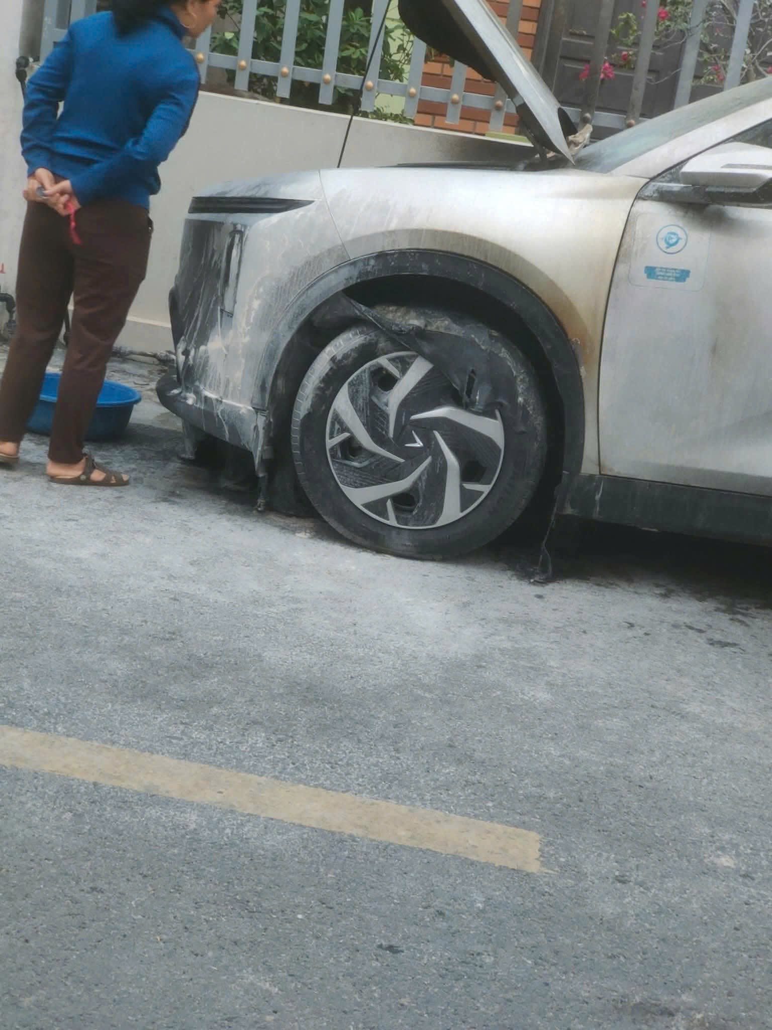 Hiện trường vụ phóng hỏa xe điện Hiện trường vụ phóng hỏa xe điện, không thiệt hại về người