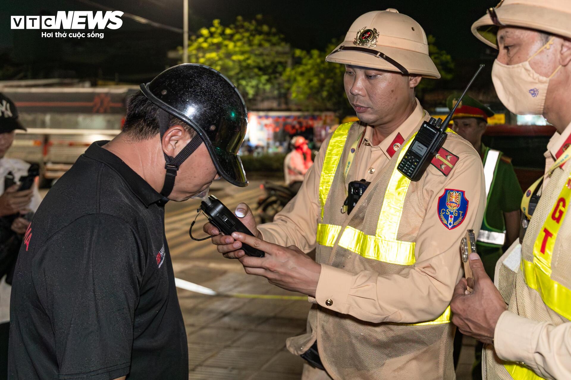 Kiểm tra nồng độ cồn tài xế H.V.S