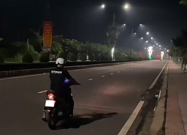 Lực lượng CSGT làm việc với nam thanh niên vi phạm