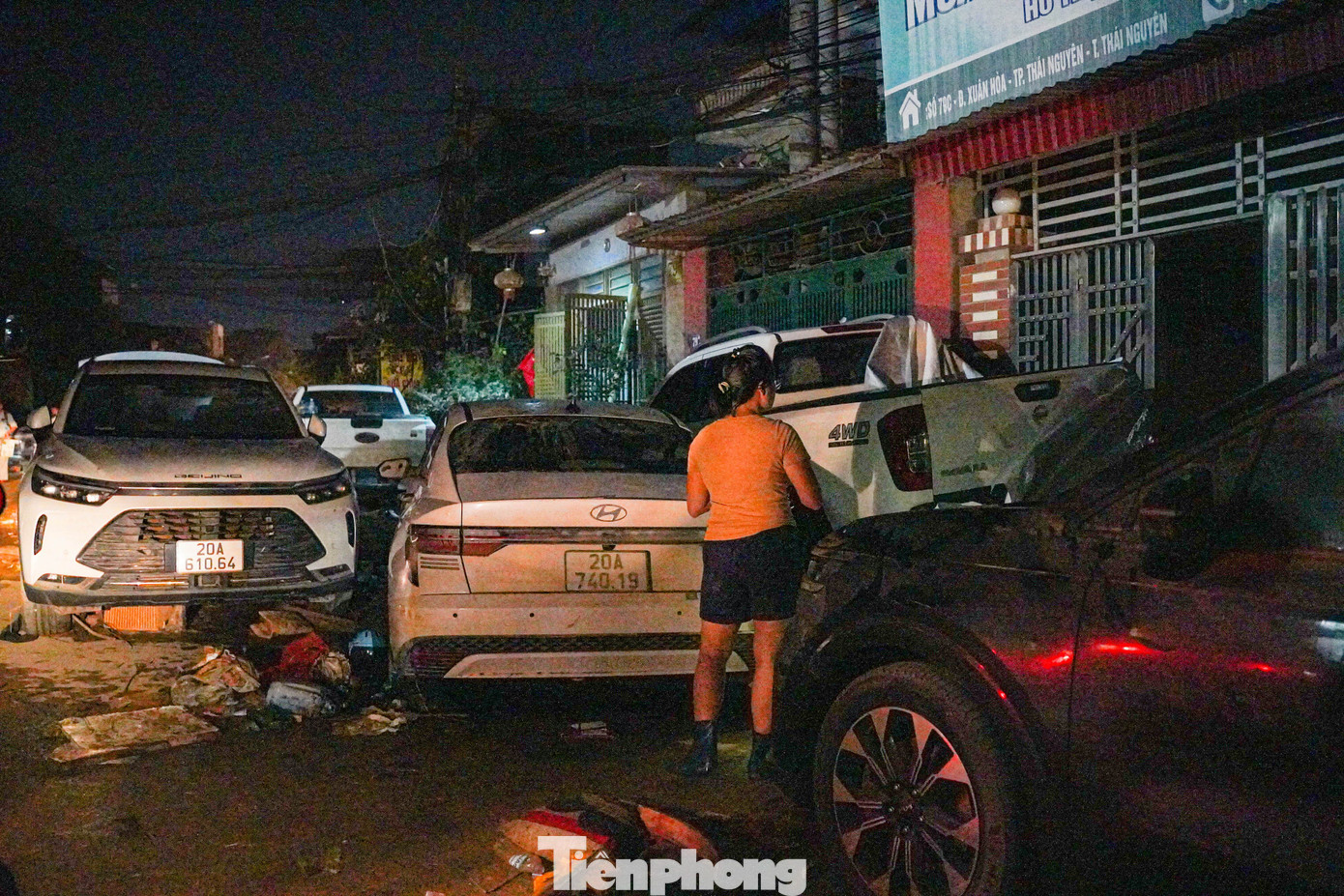 Ô tô ngập nước trên đường phố Thái Nguyên