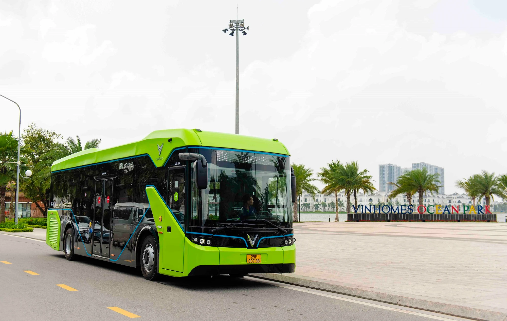 Xe buýt điện VinFast EB 10 hoạt động tại Việt Nam