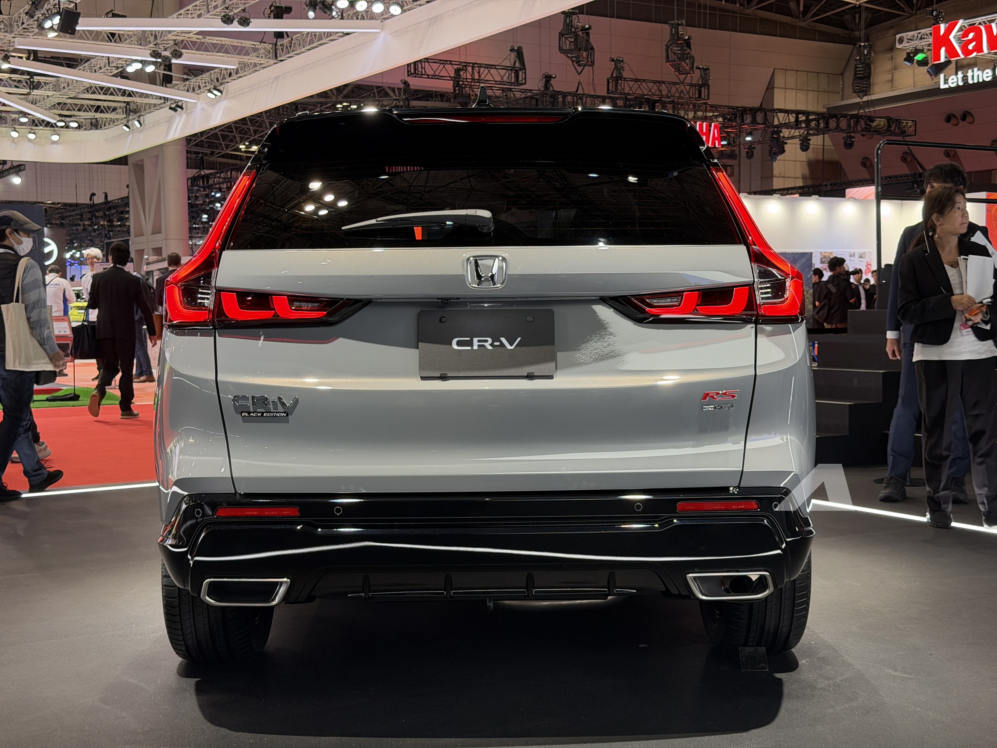 Phần đuôi xe được tinh chỉnh với đèn hậu LED chữ L Đèn hậu và ống xả xe