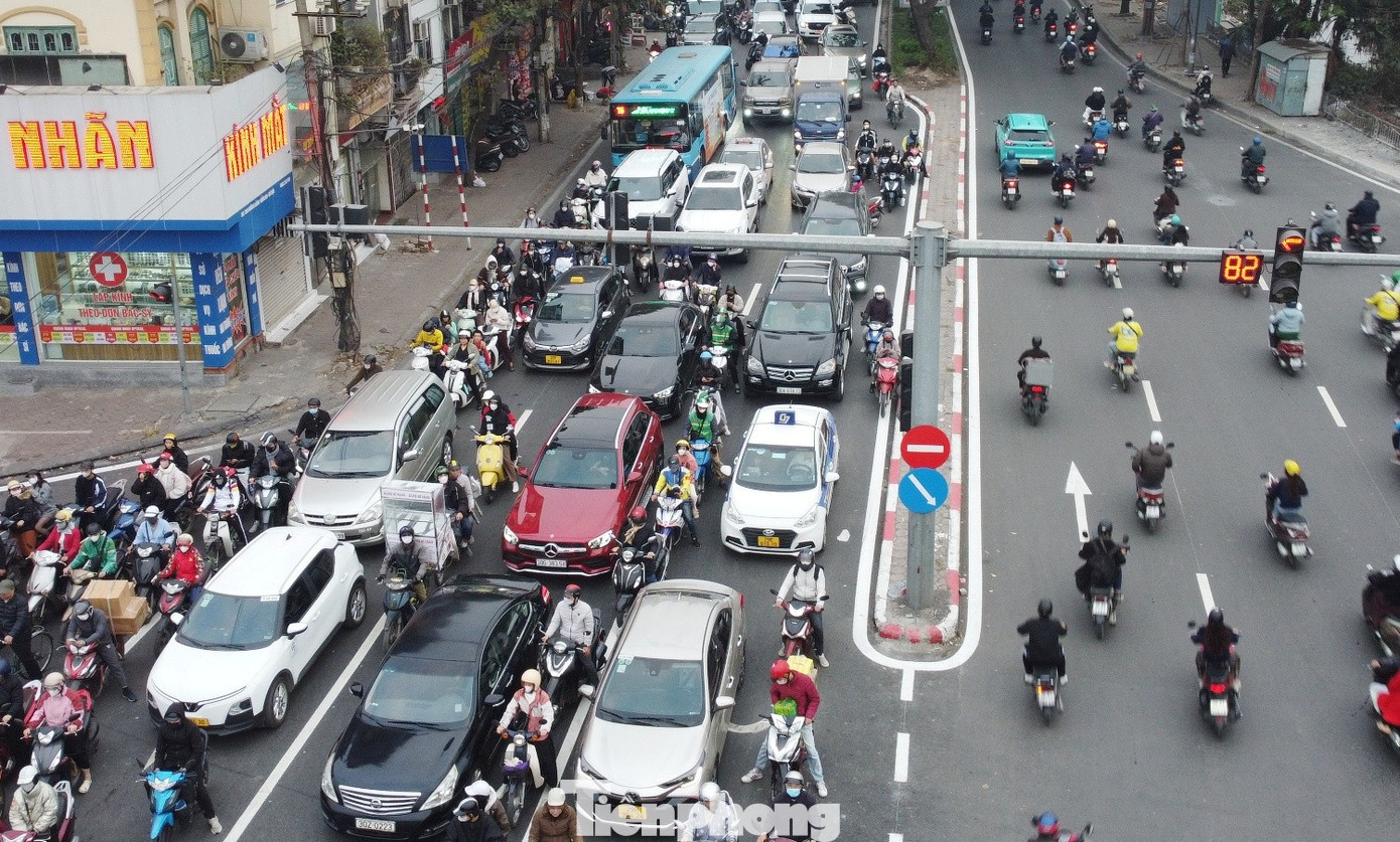 Lưu lượng xe đông trên đường Láng ở cả hai chiều Xe cộ đông đúc trên đường Láng dẫn tới ùn tắc