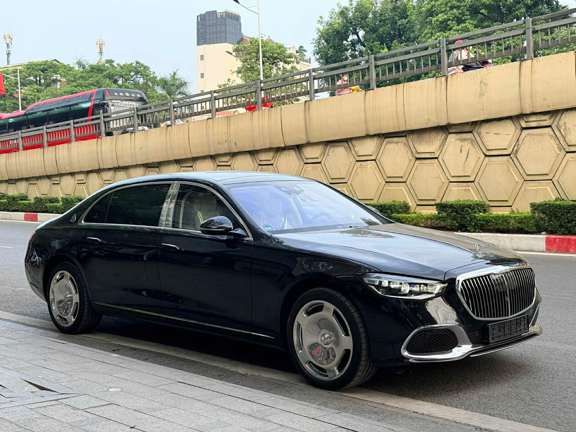 Mercedes-Maybach S 580 rao bán tại Hà Nội Mercedes-Maybach S 580 đen bóng tại Hà Nội