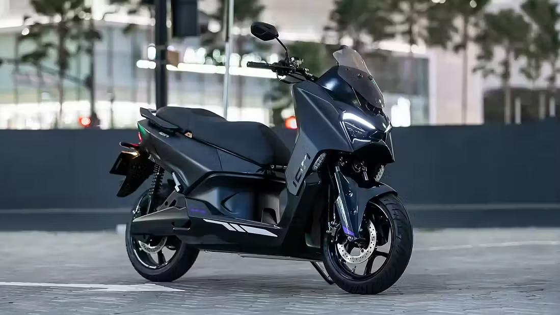 Nhìn cứ tưởng Yamaha XMAX 2026, nhưng đây là một chiếc xe máy điện có công suất 17 mã lực và phạm vi hoạt động lên tới 150km!- Ảnh 7. Xe máy điện hiệu suất cao của TVS tại triển lãm quốc tế