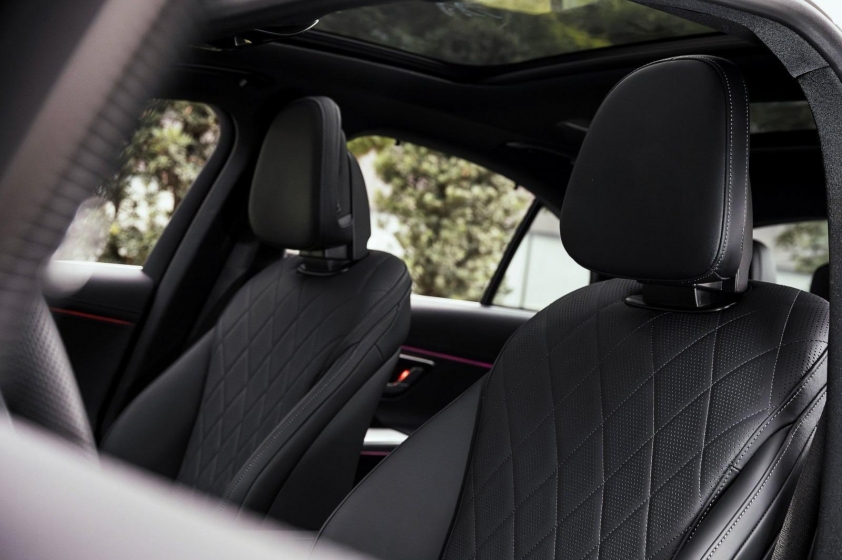 Mercedes-Benz E-Class cạnh tranh trong phân khúc sedan hạng sang