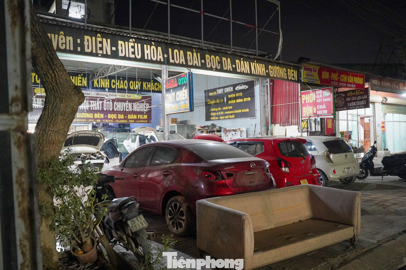 Gara đông khách, bãi giữ xe chật cứng