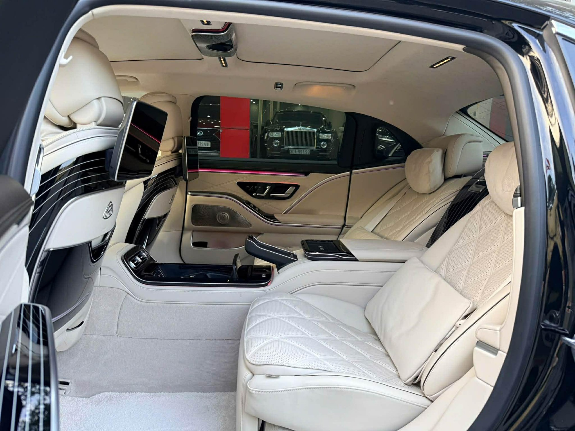 Maybach S 580 góc nhìn khác Góc nhìn khác của chiếc Maybach đang rao bán