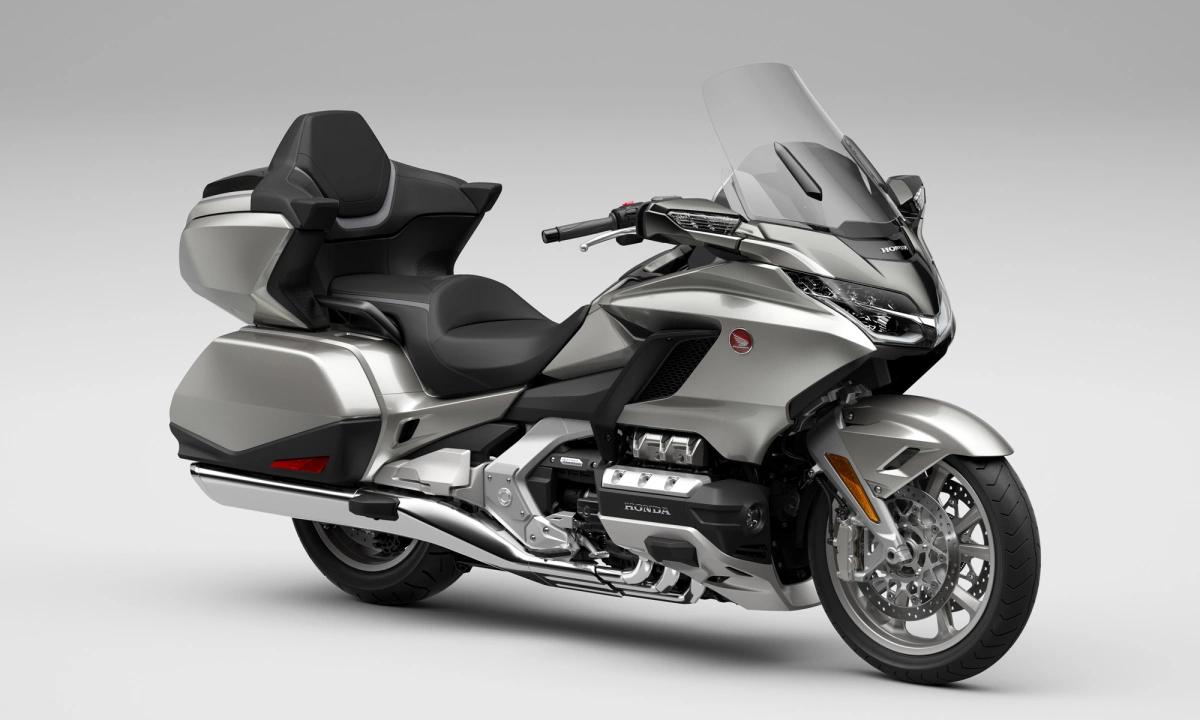 Xe Honda Thái gãy đôi sau tai nạn nhưng người lái chỉ bị thương nhẹ nhờ thứ rất lạ: CSGT cũng dùng xe này- Ảnh 6. Honda Gold Wing là mẫu xe hai bánh khủng nhất của hãng.