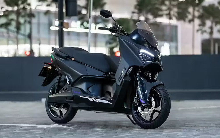 Nhìn cứ tưởng Yamaha XMAX 2026, nhưng đây là một chiếc xe máy điện có công suất 17 mã lực và phạm vi hoạt động lên tới 150km!- Ảnh 1. Xe máy điện M1-S nhìn giống Yamaha XMAX