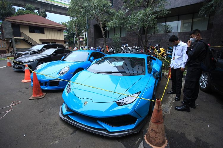 Lamborghini Huracan xanh với biển tứ quý