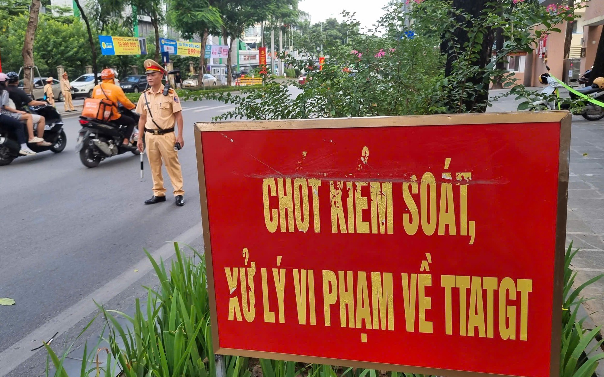 CSGT kiểm tra nồng độ cồn tại Hà Nội