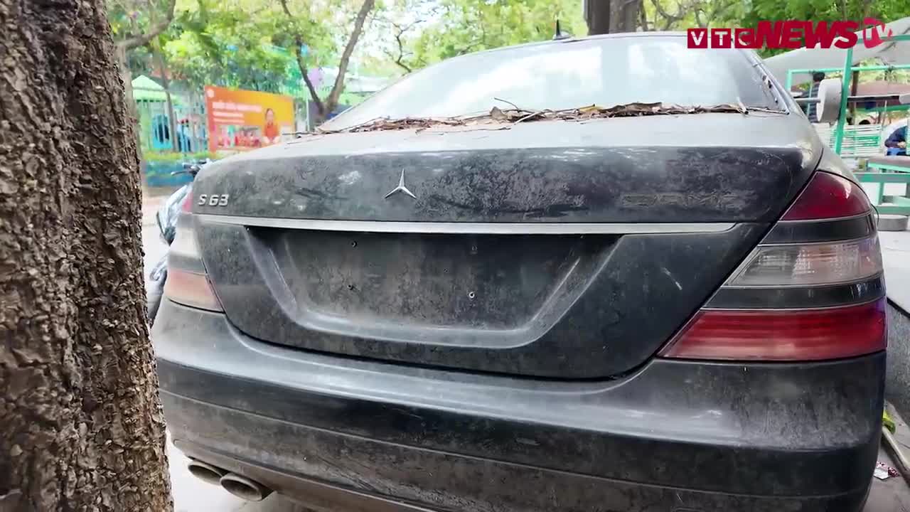 Kỳ lạ xe sang Bentley, Mercedes bị bỏ hoang trên vỉa hè Hà Nội- Ảnh 1. Xe sang Bentley, Mercedes bị bỏ hoang trên vỉa hè Hà Nội