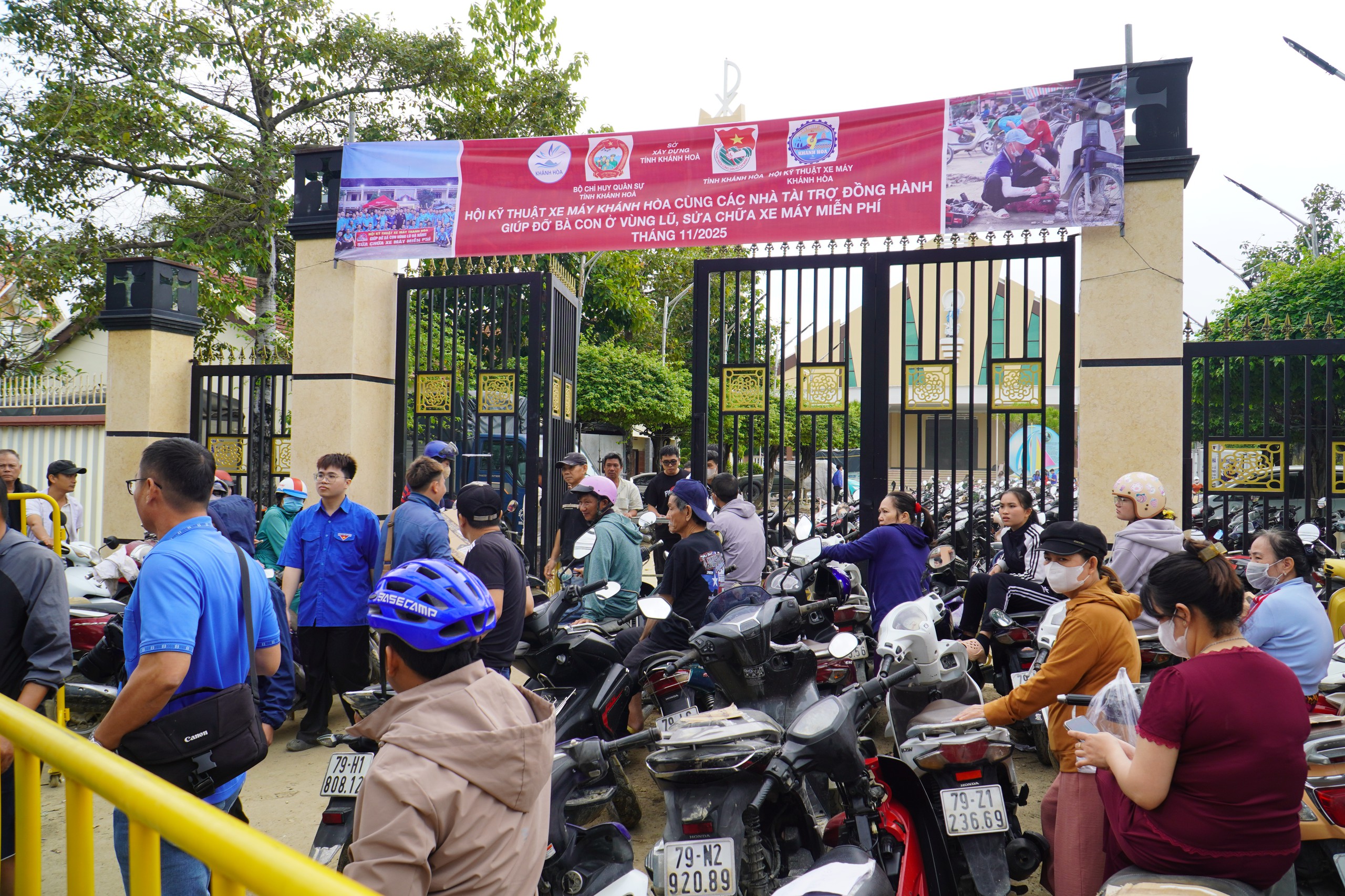 Người dân được hỗ trợ sửa chữa xe máy miễn phí