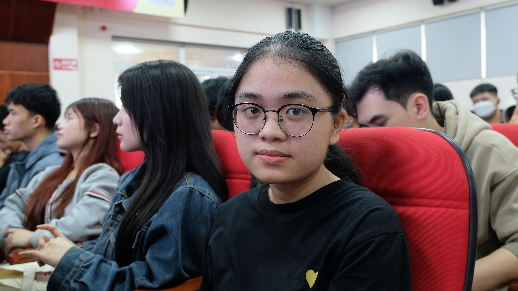 Sinh viên Đại học Điện lực mong muốn gì ở xe điện? Chia sẻ từ quán quân cuộc thi hùng biện và sinh viên theo dõi chương trình- Ảnh 2. Sinh viên nghe chia sẻ về xe điện tại Đại học Điện lực