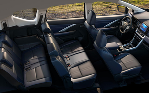 Xe siêu sang nằm phơi nắng chờ xử lý