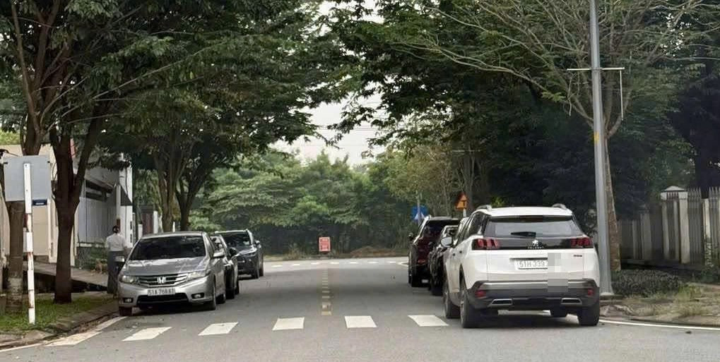 Hình ảnh chiếc ô tô đỗ sai quy định bị phản ánh đến Cục CSGT.