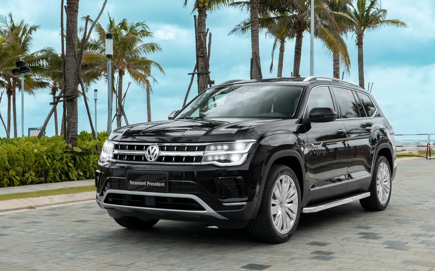 Ngoại thất mạnh mẽ của VW Teramont bản Chủ tịch Phong cách vuông vức, logo phát sáng và đèn LED Matrix IQ Light 2 tầng