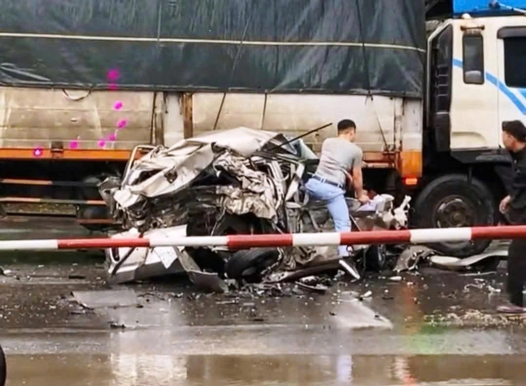 Vụ tai nạn làm cho ô tô con bị vò nát