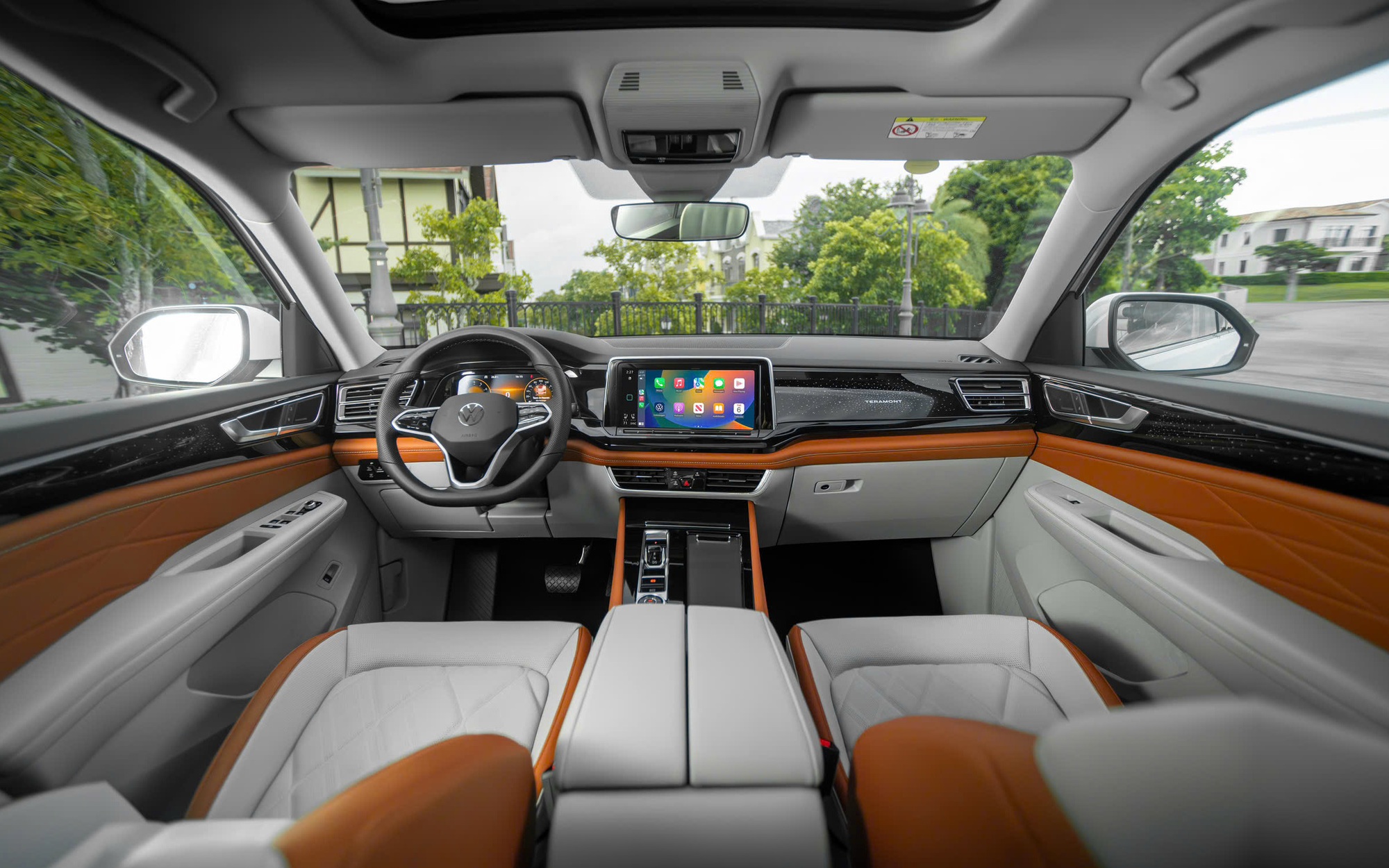 Khoang nội thất cao cấp của VW Teramont President tại Việt Nam Ghế thương gia kiểu riêng biệt, chỉnh điện, bọc da họa tiết kim cương