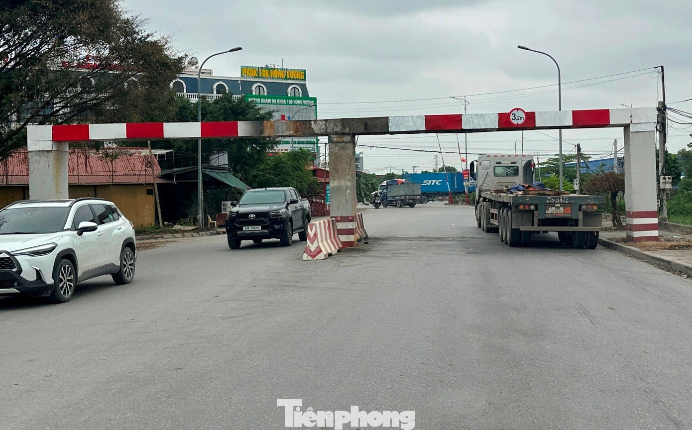 Lực lượng chức năng dựng gác chắn nhưng không hiệu quả với xe quá khổ