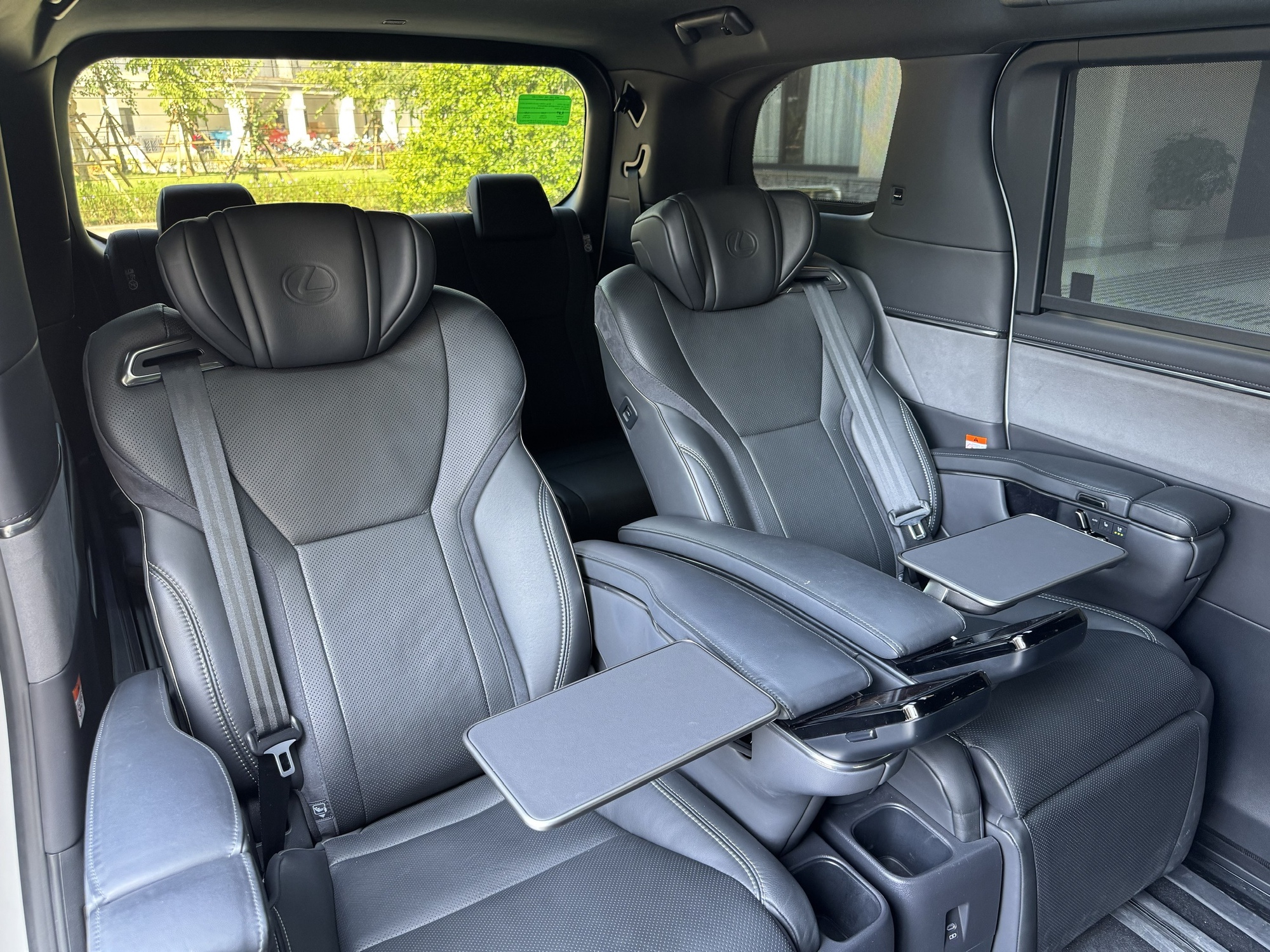 Bàn nhỏ để máy tính bảng hoặc ăn nhẹ trên xe