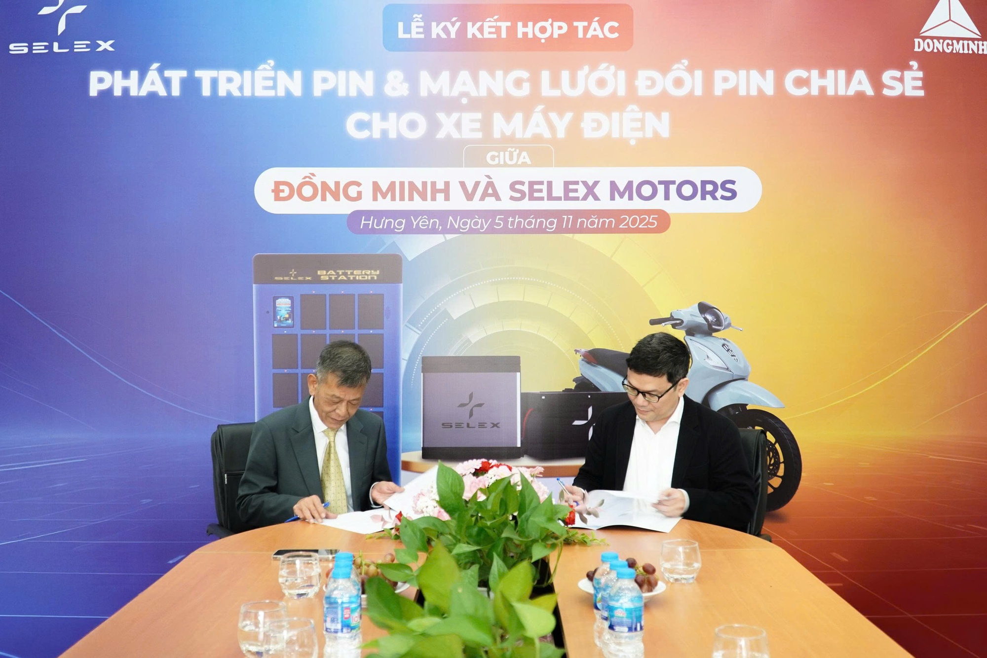 Ký kết hợp tác giữa Selex Motors và Đồng Minh Group Lễ ký kết hợp tác phát triển pin cho xe máy điện