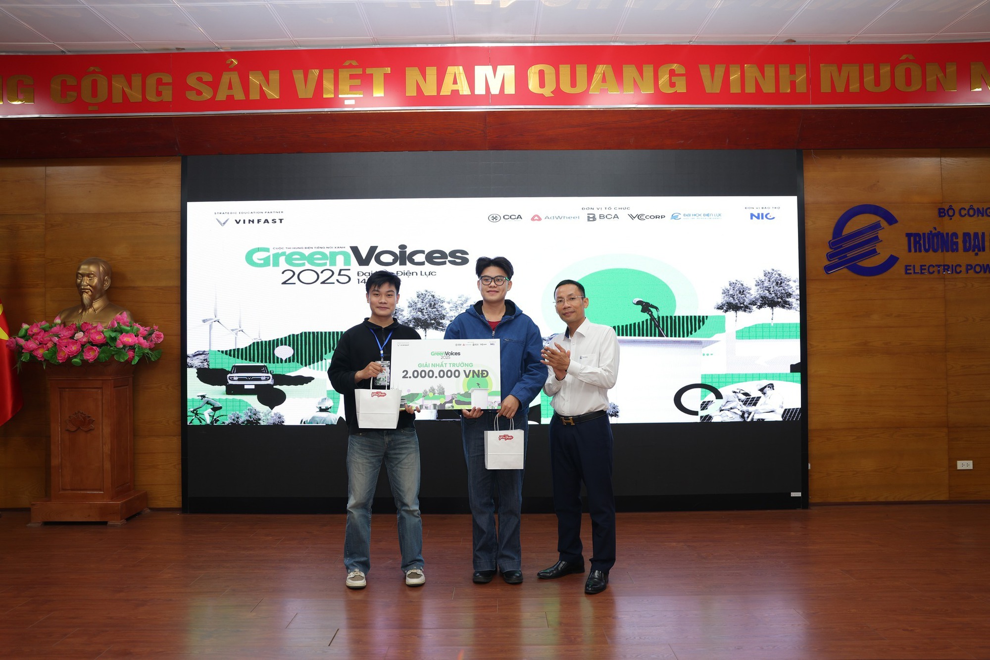 Sinh viên Đại học Điện lực mong muốn gì ở xe điện? Chia sẻ từ quán quân cuộc thi hùng biện và sinh viên theo dõi chương trình- Ảnh 3. Quán quân cuộc thi hùng biện Đại học Điện lực