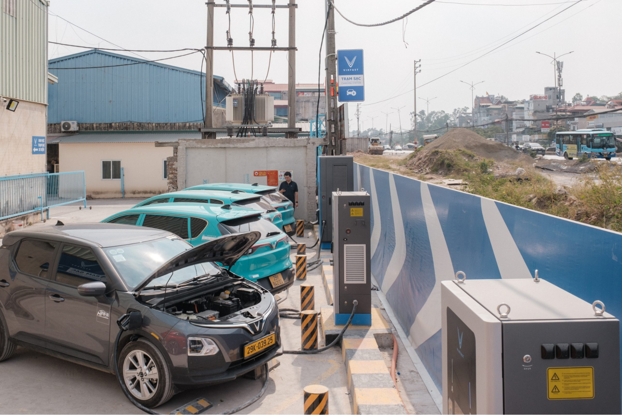 Lợi thế trạm sạc nhiều cho EV/PHEV Trạm sạc càng nhiều thì xe EV/PHEV càng có lợi thế hơn so với xe xăng dầu.