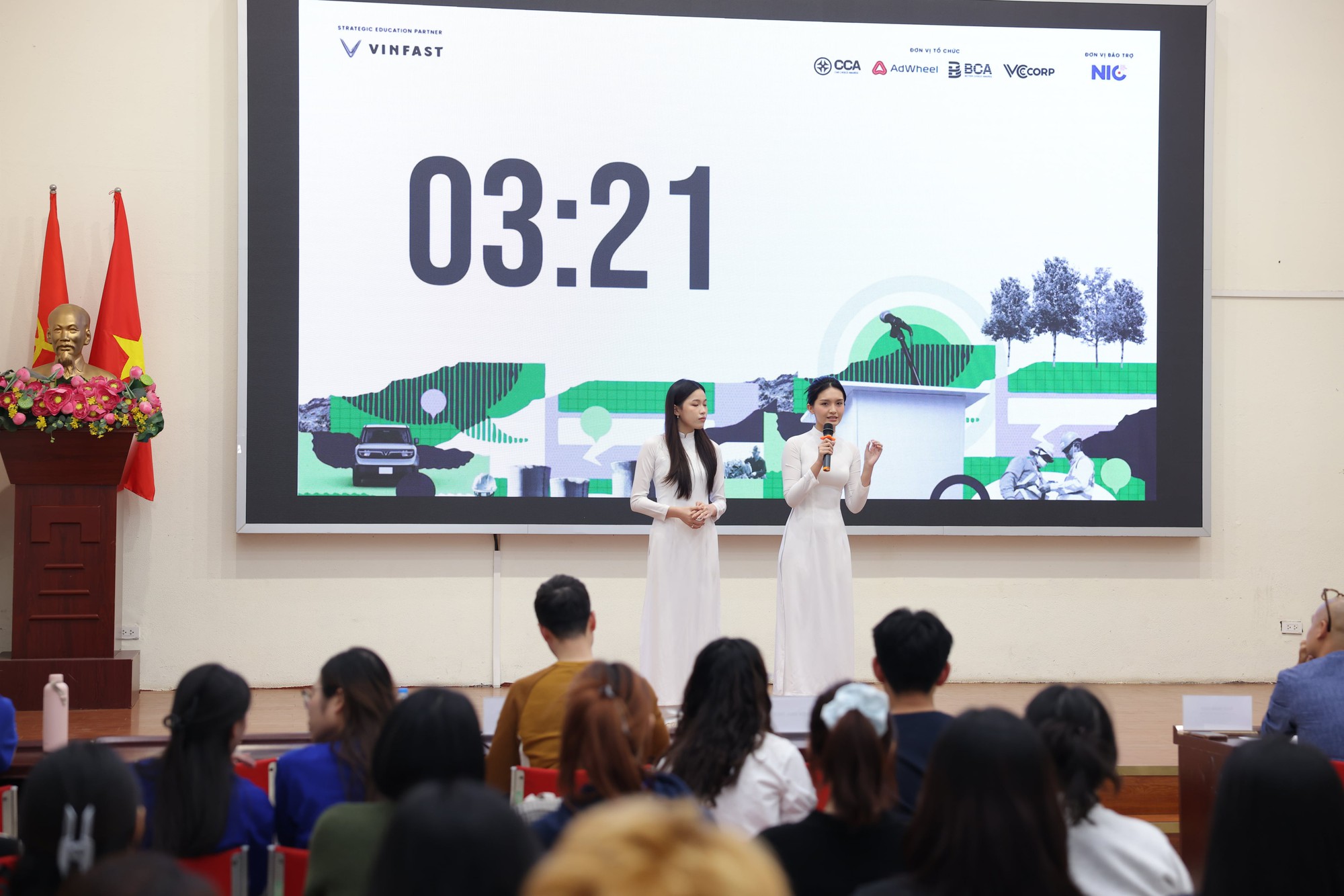 Sinh viên kể chuyện cá nhân trong tranh biện Câu chuyện cá nhân về việc sử dụng xe điện