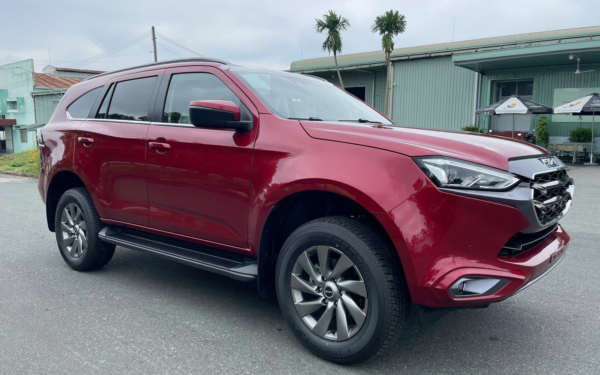 Isuzu mu-X dọn kho giảm giá sâu Isuzu mu-X phiên bản cũ