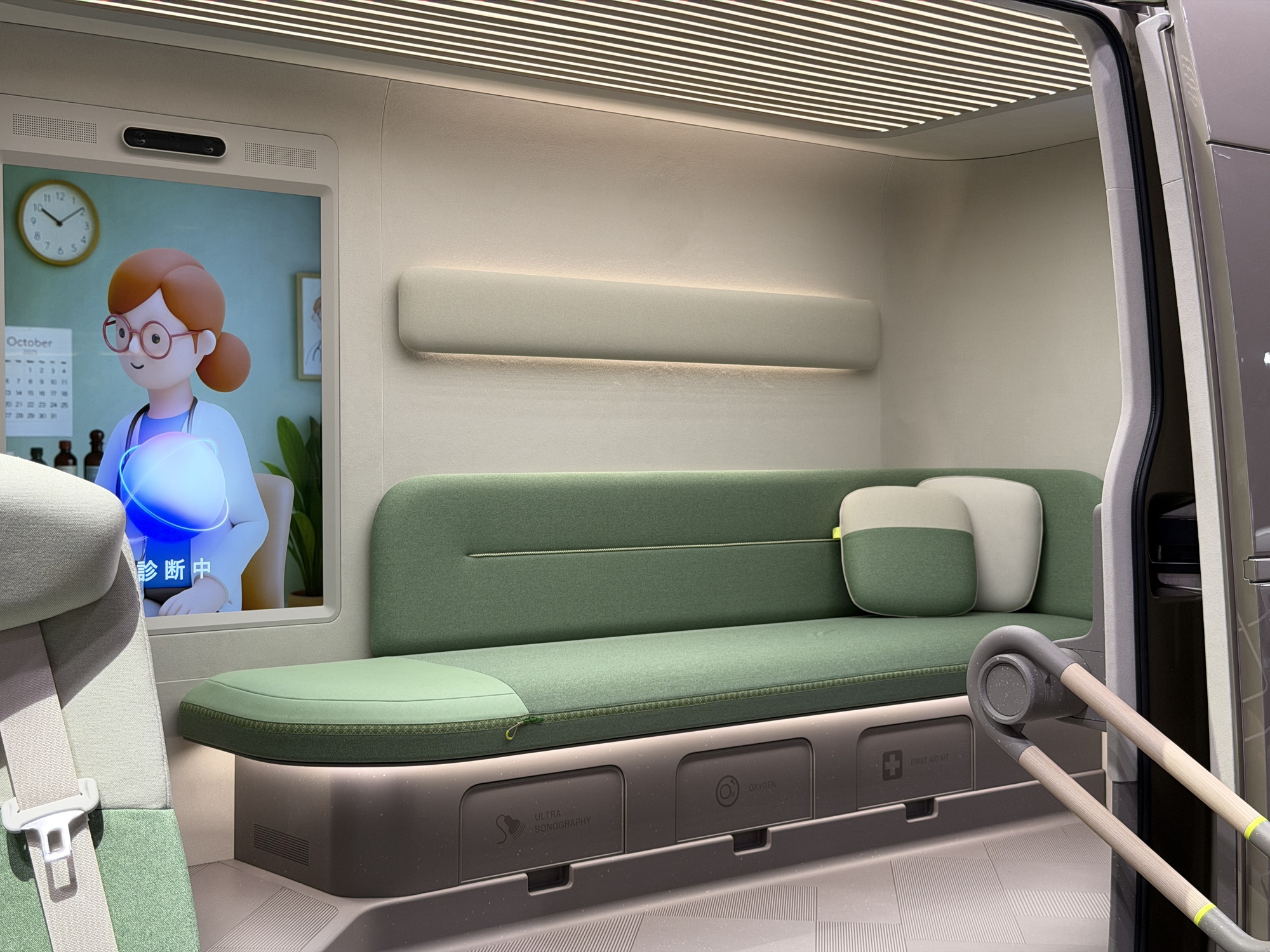 Xe cứu thương Hiace trang bị đầy đủ dụng cụ y tế